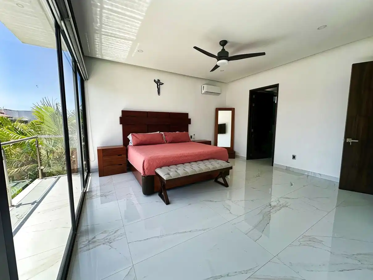Recamara principal con baño completo y walking closet