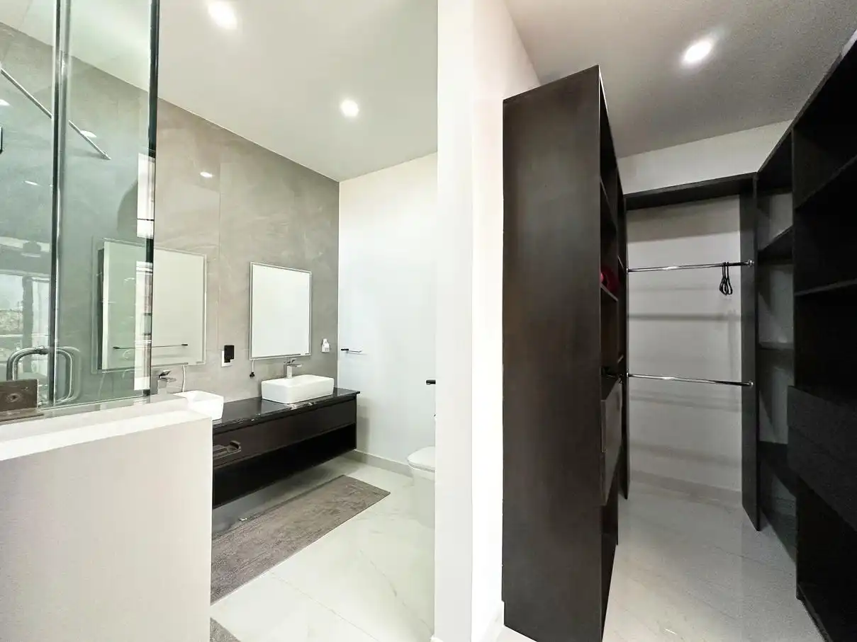 Baño completo y Walking closet de recamara principal
