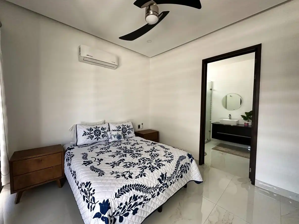 Recamara de planta baja con baño completo