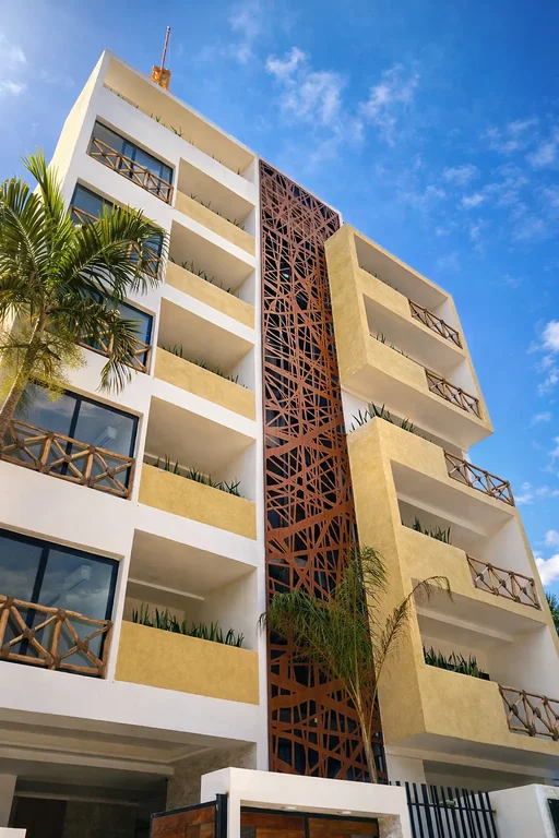 fachada amarilla de edificio