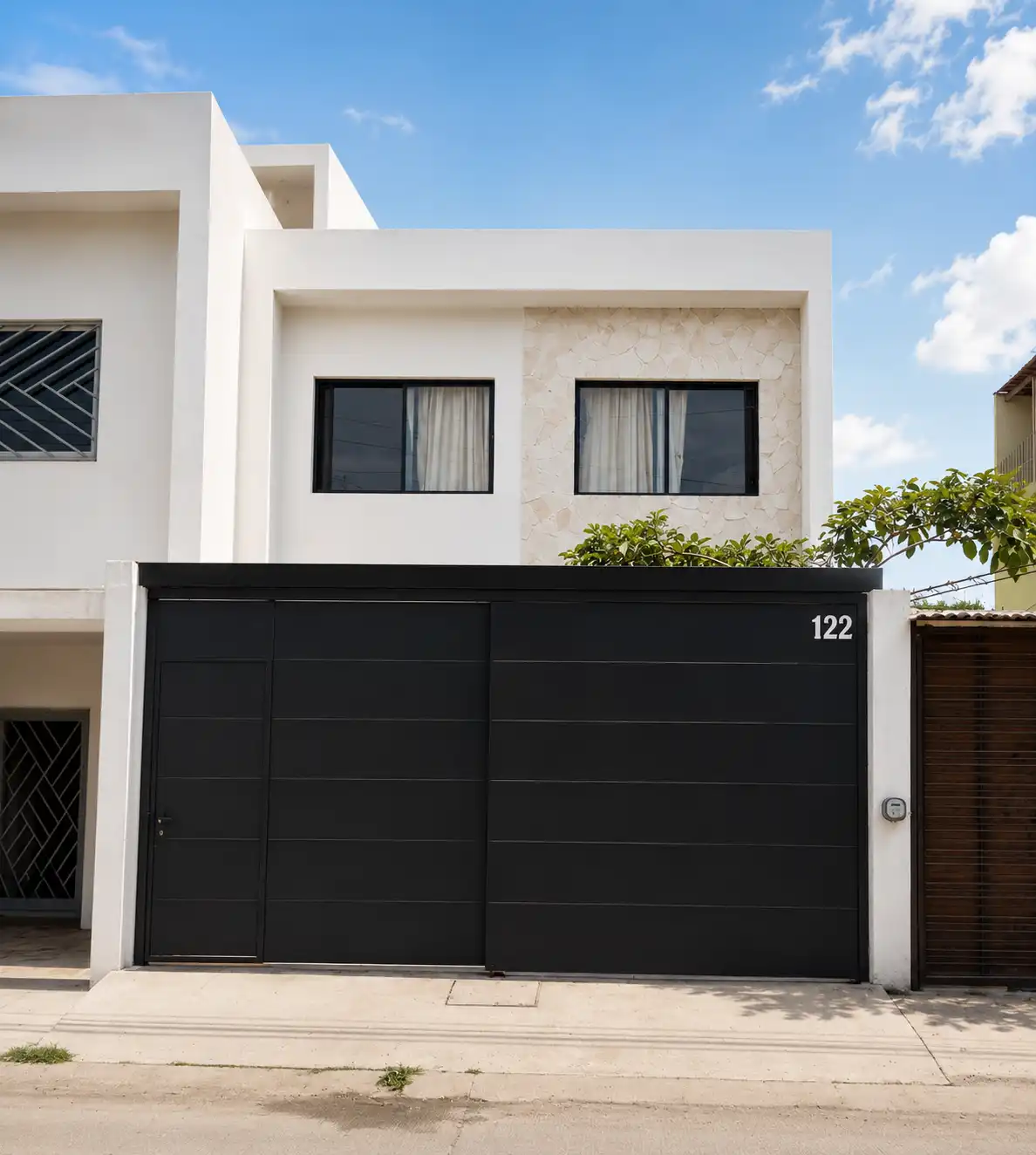 Imagen principal de casa Casa en Venta en Villas Universidad, Puerto Vallarta | 3 Recámaras y Patio Privado